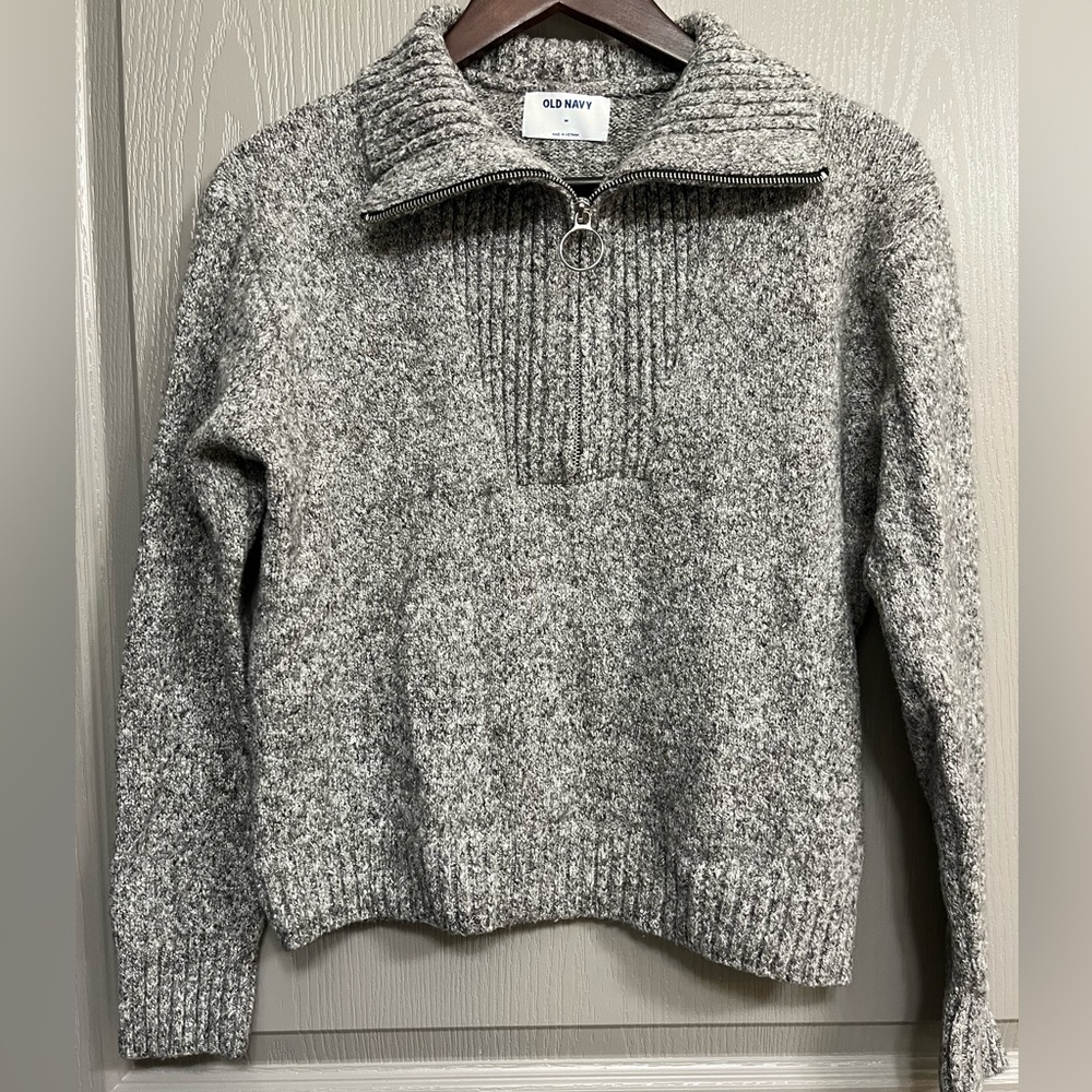 Gray cropped Old Navy sweater size medium